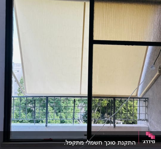 סוככים מותקנים על מרפסת עם נוף לעצים